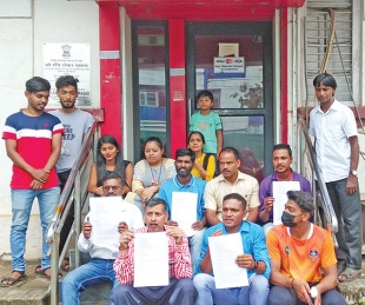 In show of support for seven retrenched  postmen, Ponda locals threaten agitation