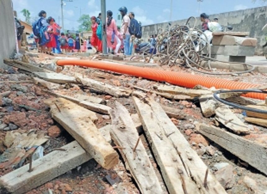 Incomplete construction work of footpath at Cujira school complex causes inconvenience to students, parents