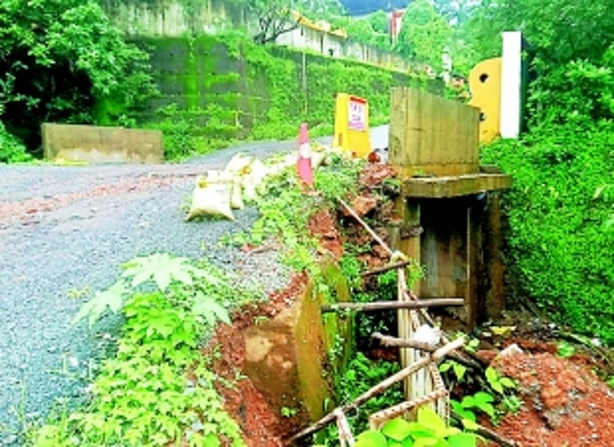 Incomplete culvert, rutted road put motorists at risk in Varchawada-Bhoma