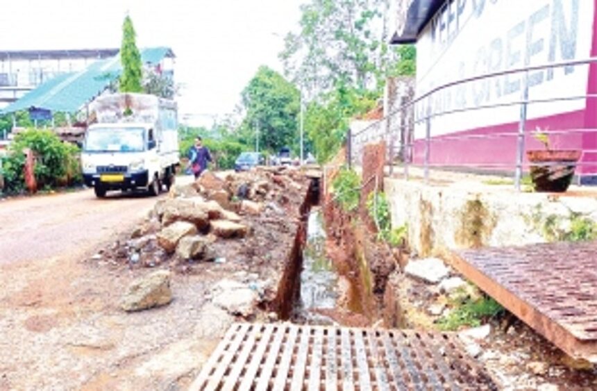 Incomplete desilting work in Curchorem irks public