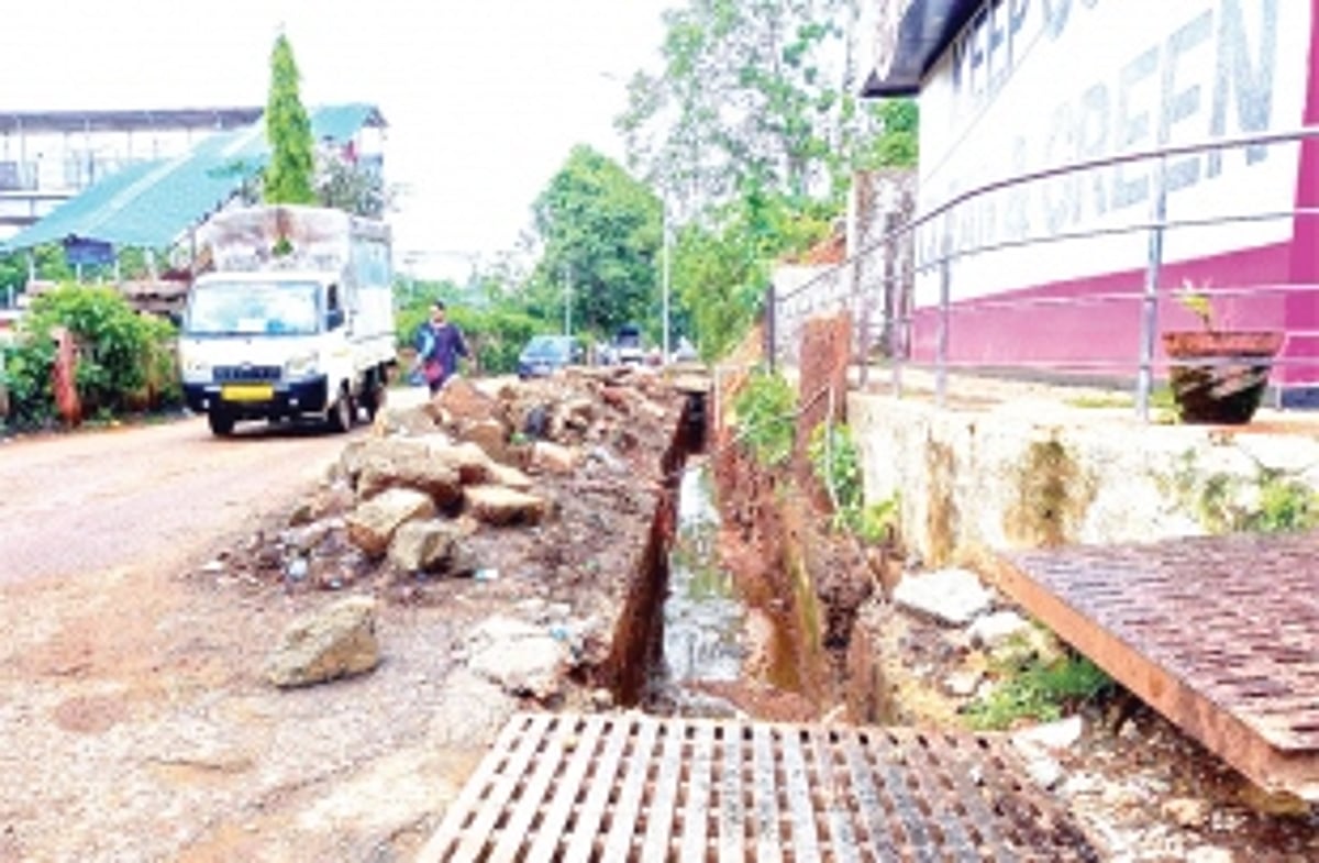 Incomplete desilting work in Curchorem irks public