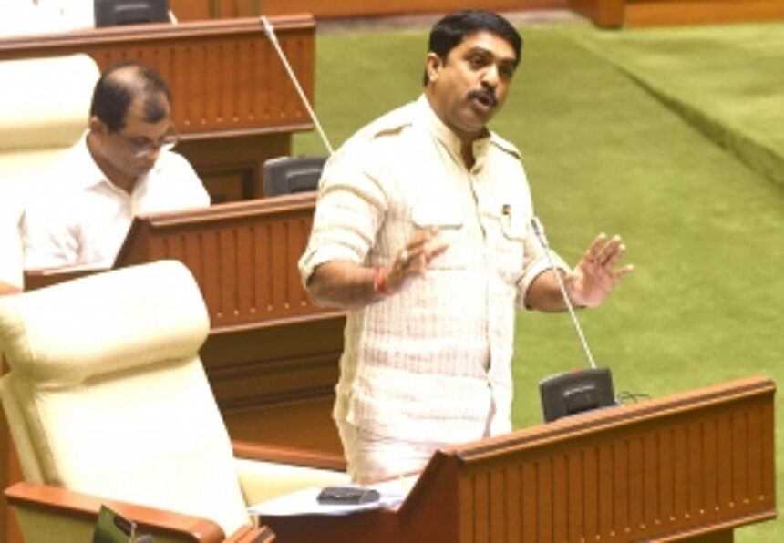 Industries are leaving Goa due to frequent power outages: Vijai 1 Industries are leaving Goa due to frequent power outages: Vijai