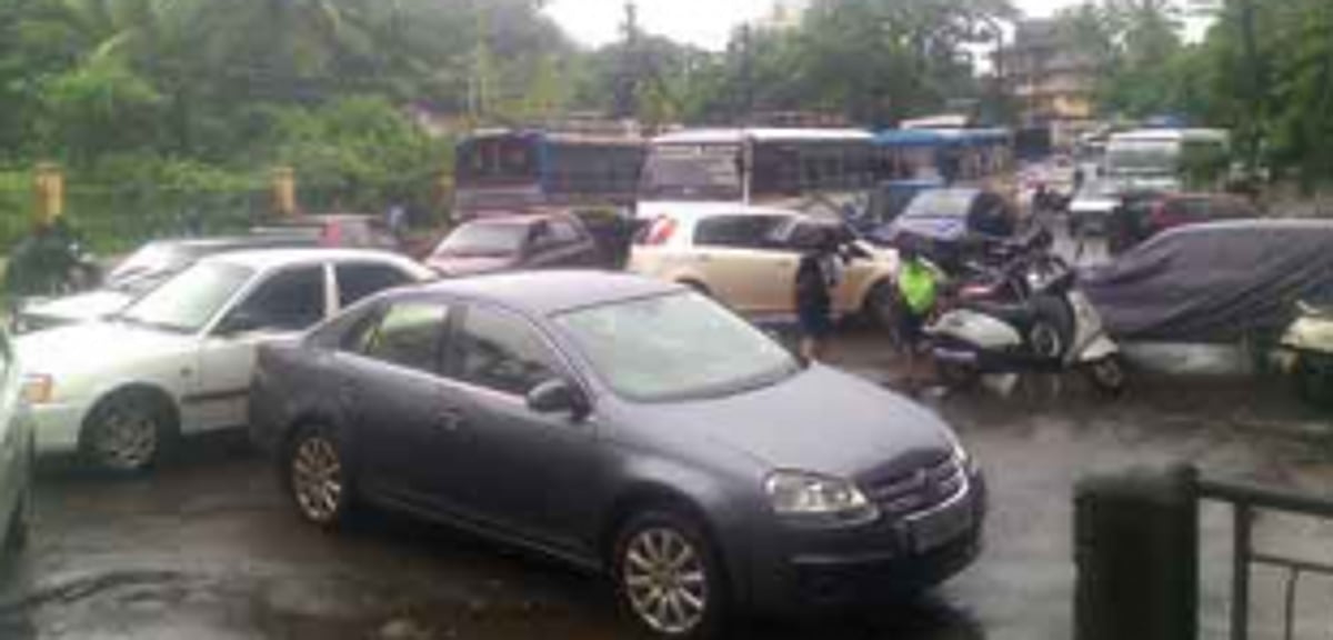 Initiate stringent action against roadside parking in Ponda