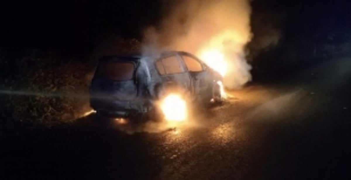 Innova Taxi Reduced to Ashes in Late-Night Blaze at Cansa Thivim; Driver Injured