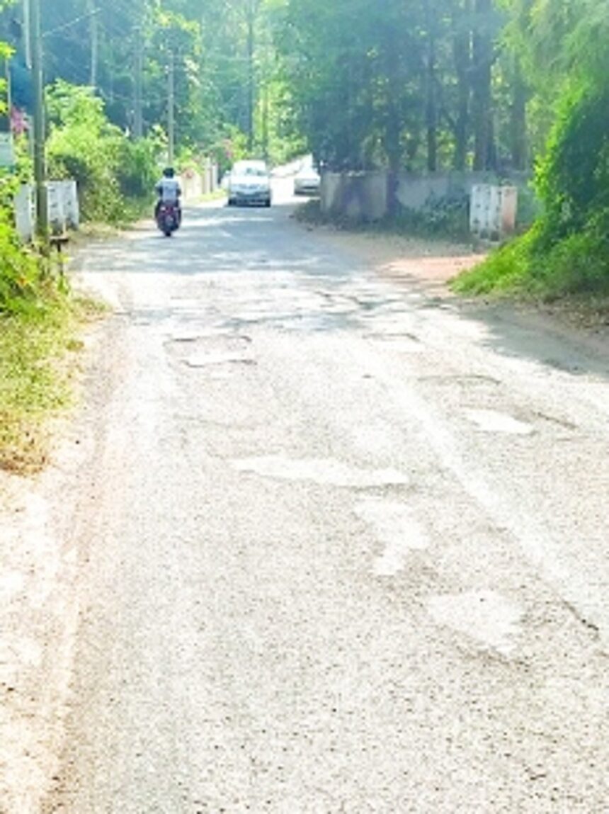 Inroad from Socorro Church to junction Don-Vaddo needs to be hot-mixed