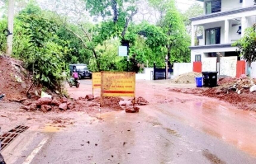 Interior road in Salvador do Mundo needs repairs