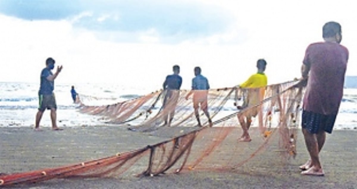 Intrusion of trawlers despite fishing ban alarms Goan fishermen