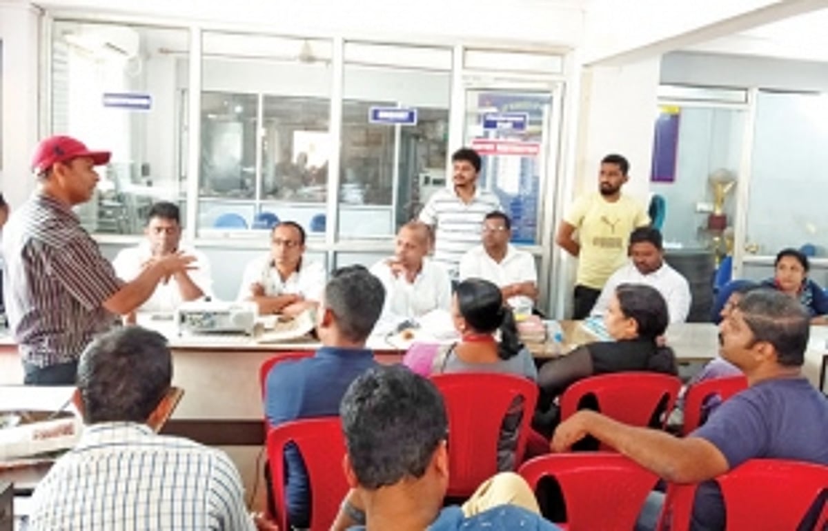 Issues of truck parking, open defecation by  drivers rock Curti gram sabha once again