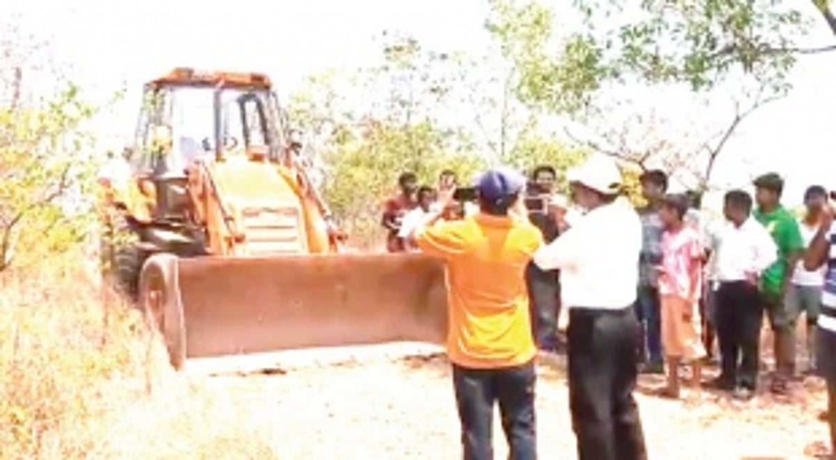 JCB seized at Khandola over illegal dumping of garbage