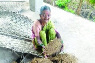 Jaanki Naik’s proud, eco-friendly legacy: 60 years spent shaping cow dung cakes