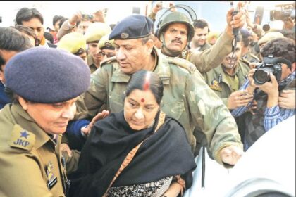 Jammu & Kashmir Police officials detain Sushma Swaraj at Madhopur bridge in Lakhanpur.
