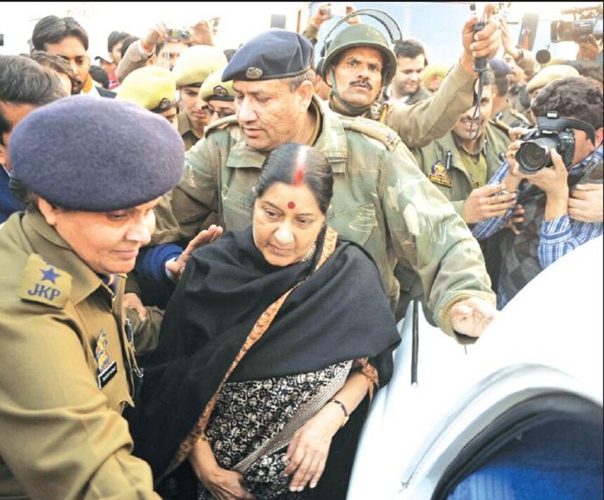 Jammu & Kashmir Police officials detain Sushma Swaraj at Madhopur bridge in Lakhanpur.