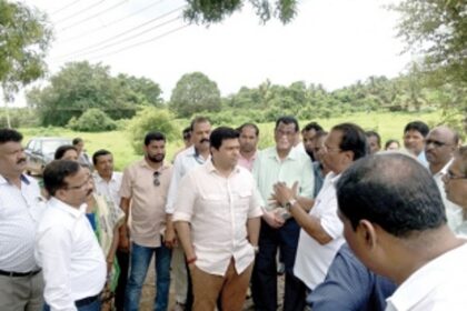 Jayesh visits housing board plots at Shristal, listens to grievances
