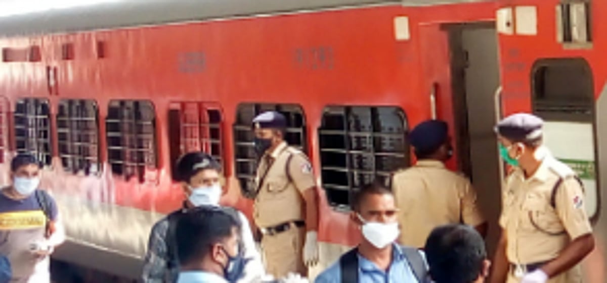 J’khand, Bengal migrant workers  miss the trains,left without shelter