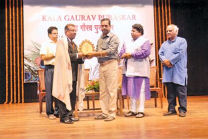 Jose Avelino Fernandes receiving the Kala Gaurav Puraskar at the hands of Dayanand R Mandrekar