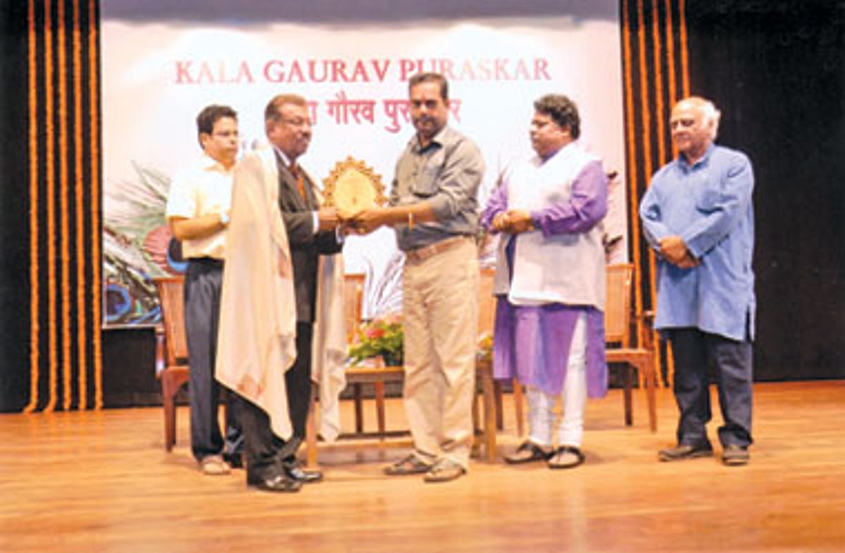Jose Avelino Fernandes receiving the Kala Gaurav Puraskar at the hands of Dayanand R Mandrekar