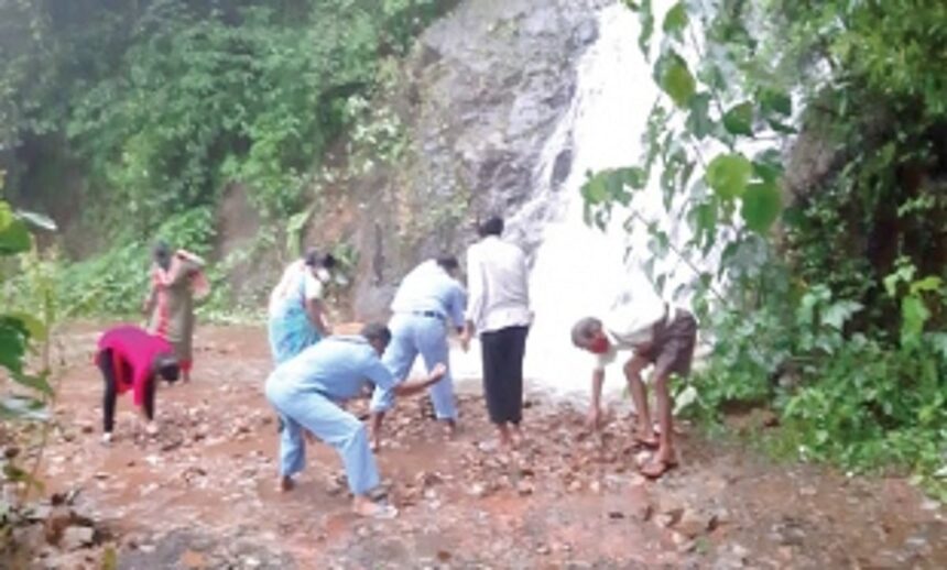 KTC driver, conductor double up as labourers