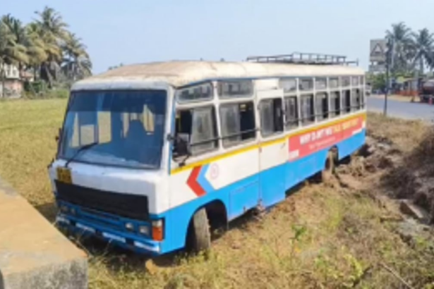 KTCL bus veers off at Saligao-Parra road due to steering wheel malfunction