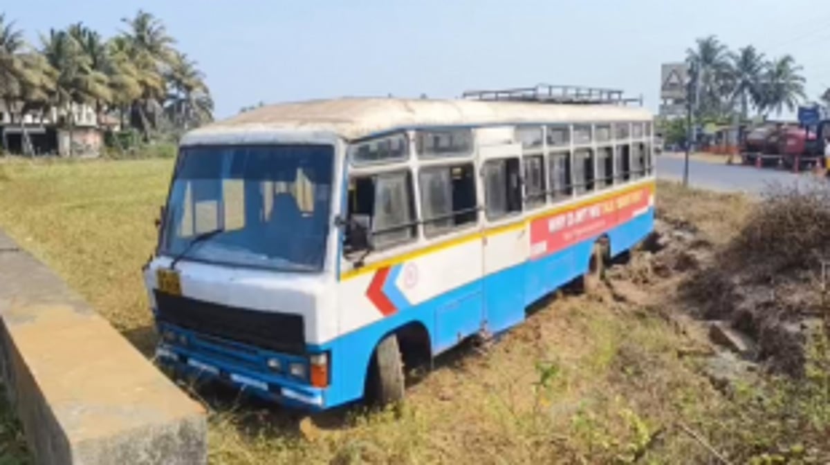 KTCL bus veers off at Saligao-Parra road due to steering wheel malfunction