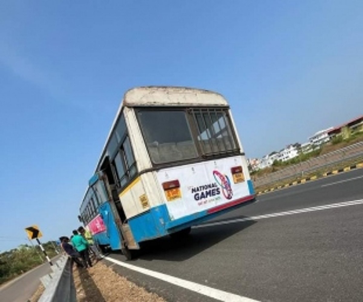 Kadamba Bus Encounters Breakdown on Old Goa Bypass Road Due to Engine Overheat