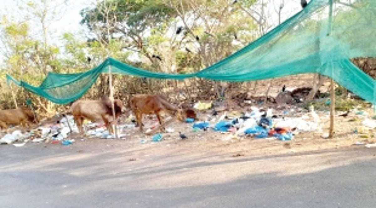 Karaswada-Cunchelim petrol pump  junction area turns into a garbage hotspot