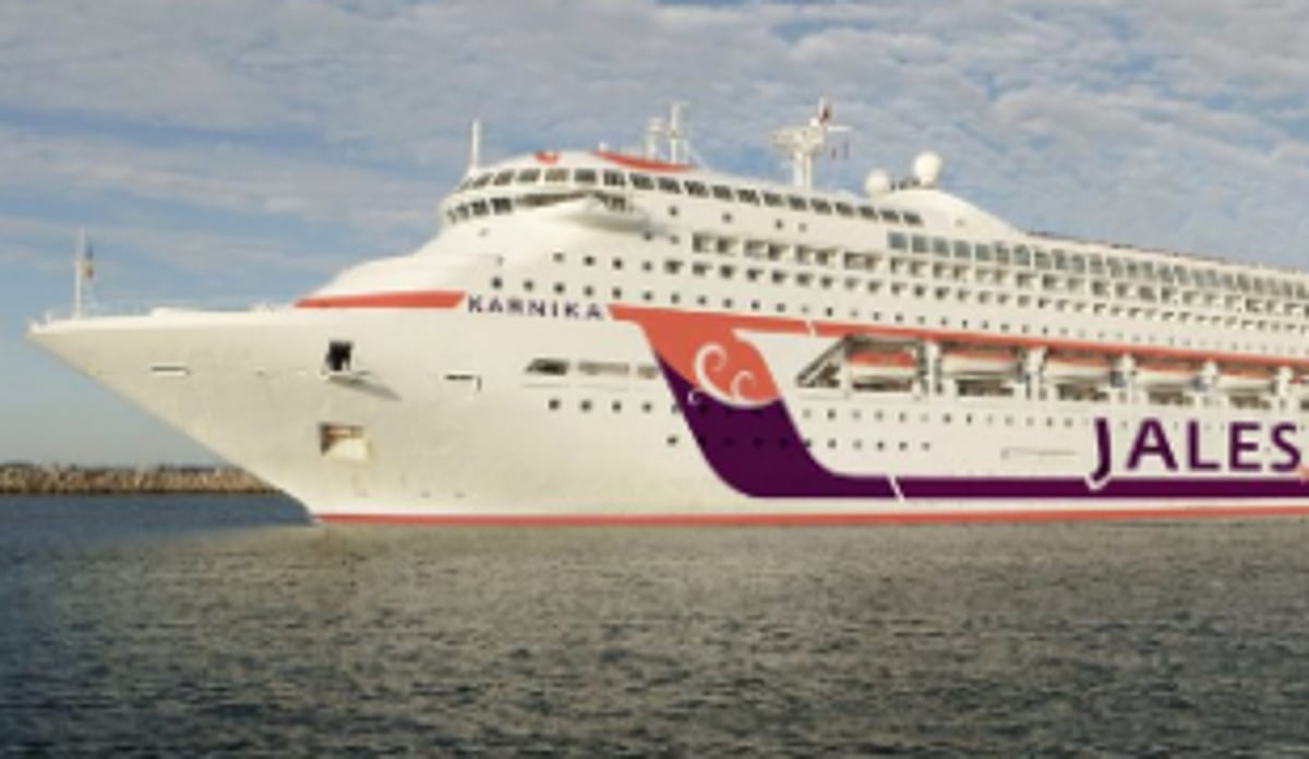 Karnika seafarers sign off ship