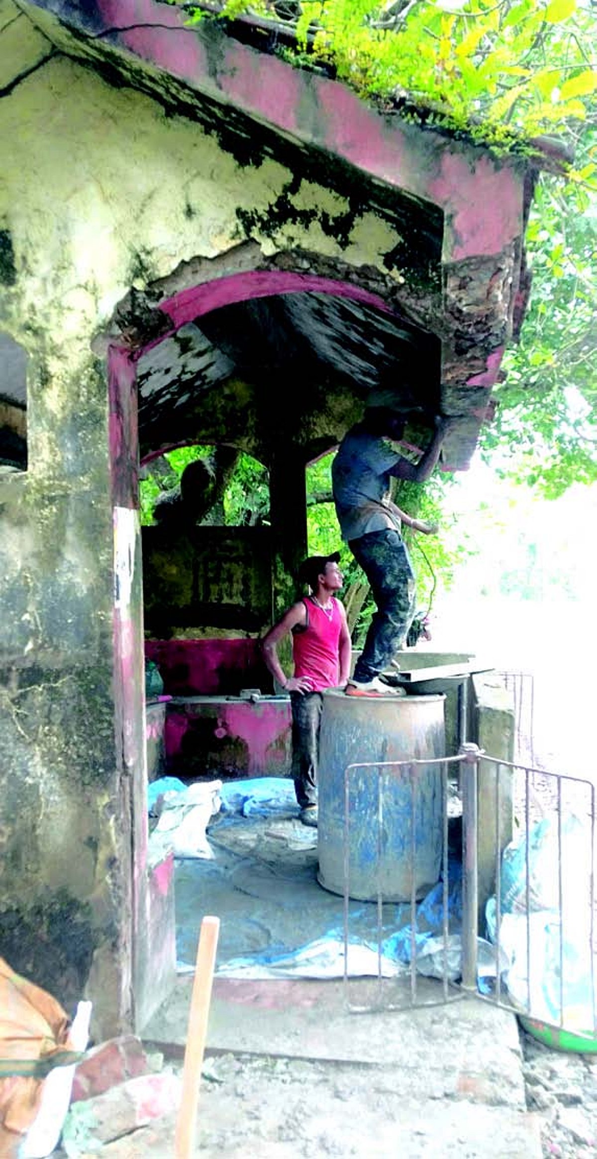 Kavalem p’yat begins repairs on hazardous Don Khamb bus shelter