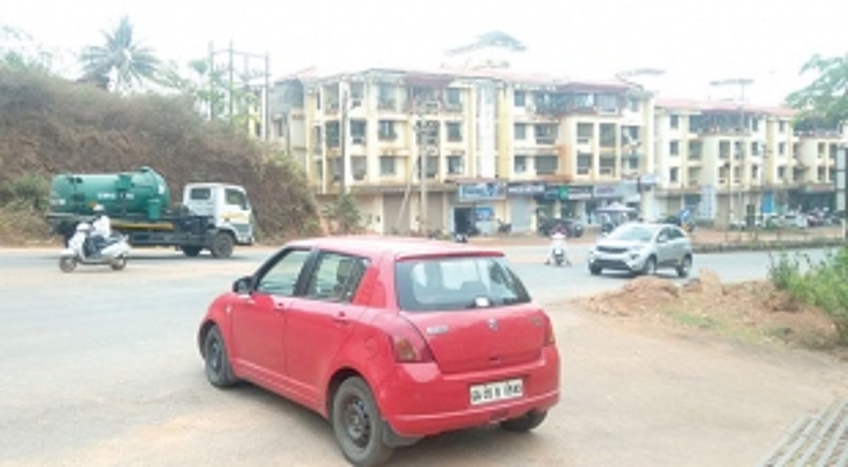 Kavlem-Khadpaband junction on  highway a death trap for commuters!