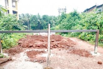 Kavlem locals shocked to see  Kavlem-Khadpaband road closed