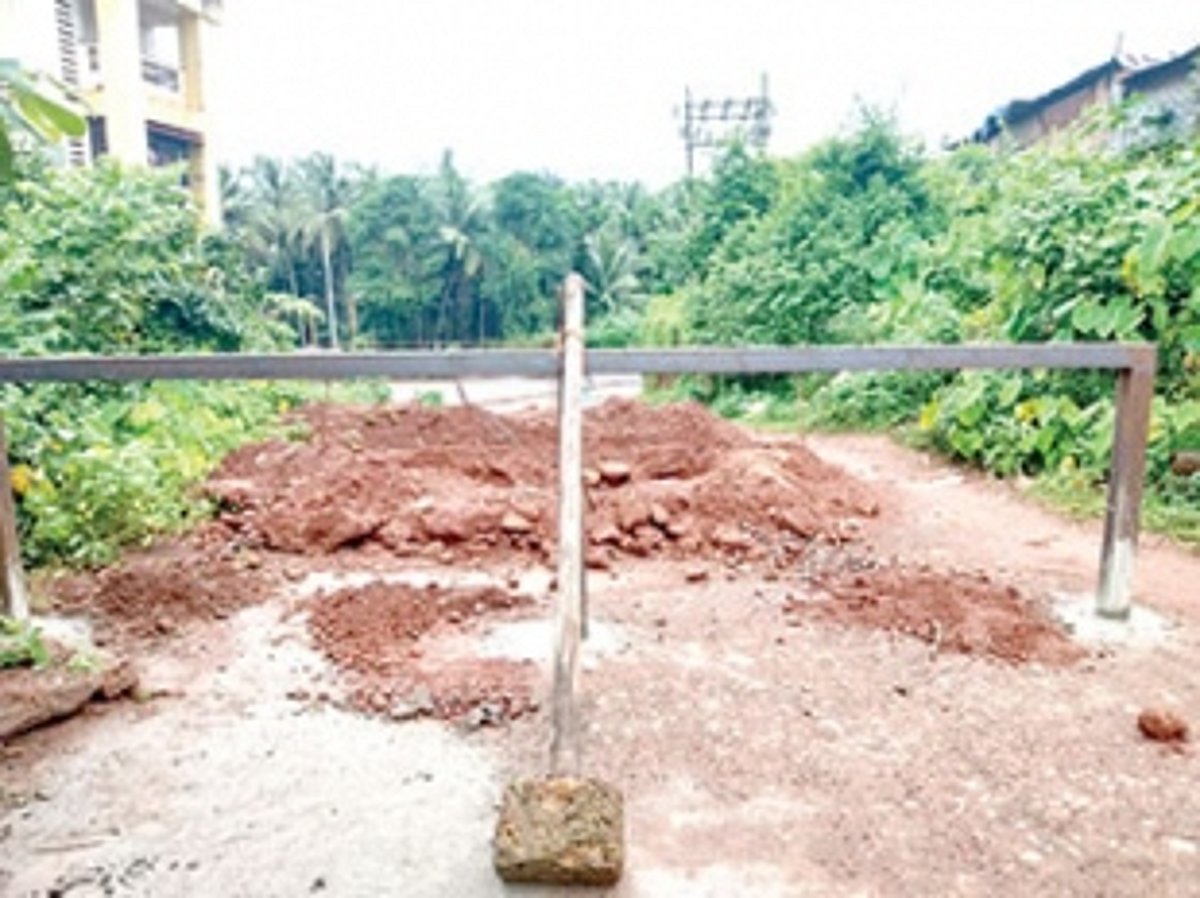 Kavlem locals shocked to see  Kavlem-Khadpaband road closed