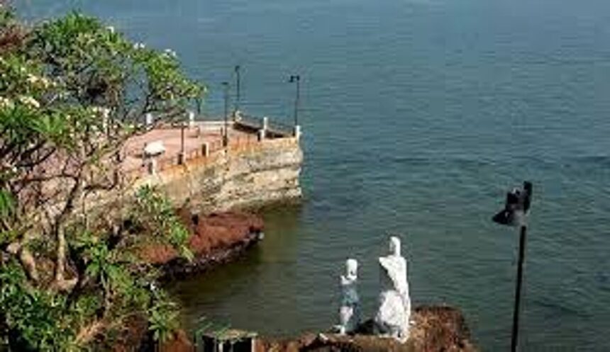 Kayaker Saved After Mishap Near Dona Paula Beach 1 Kayaker Saved After Mishap Near Dona Paula Beach