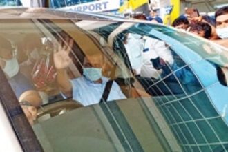 Kejriwal evades media on arrival