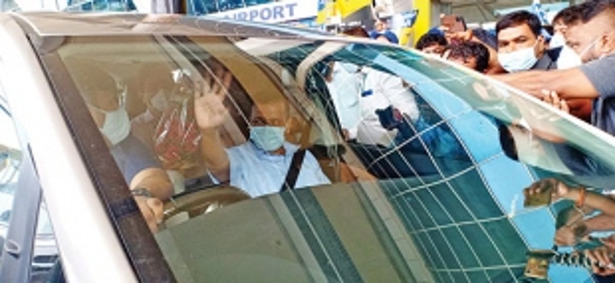 Kejriwal evades media on arrival