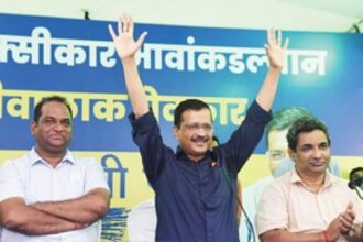 Kejriwal promises 4 guarantees to rickshaw and taxi operators