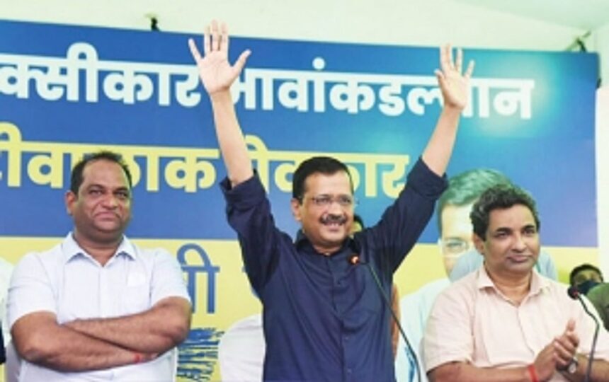 Kejriwal promises 4 guarantees to rickshaw and taxi operators 1 Kejriwal promises 4 guarantees to rickshaw and taxi operators
