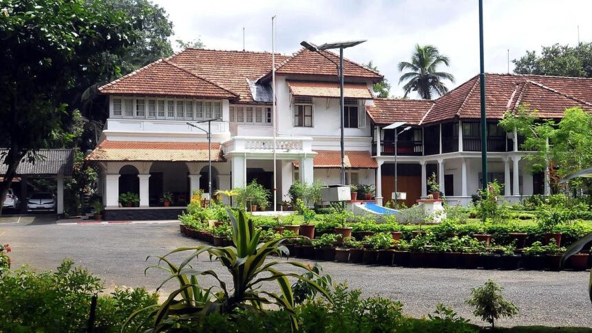 Kerala CM's office and residence receive bomb threat, probe on 1 Kerala CM's office and residence receive bomb threat, probe on