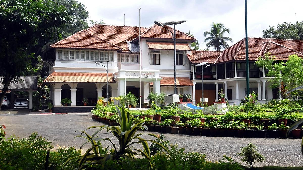 Kerala CM's office and residence receive bomb threat, probe on