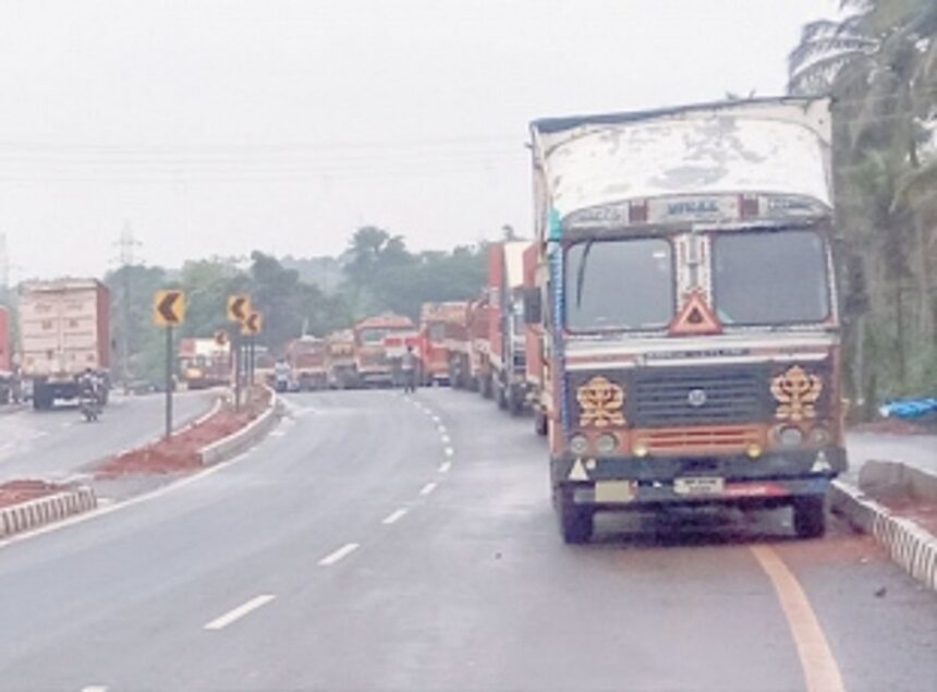 Kerya locals angry at truck parking on highway, demand action 1 Kerya locals angry at truck parking on highway, demand action