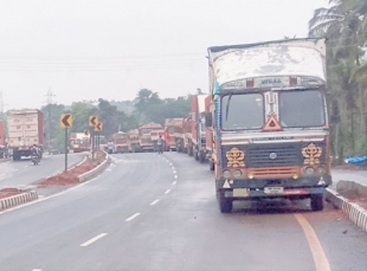 Kerya locals angry at truck parking on highway, demand action