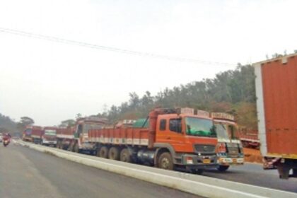 Kerya residents fear trucks parked  haphazardly could lead to fatal accidents