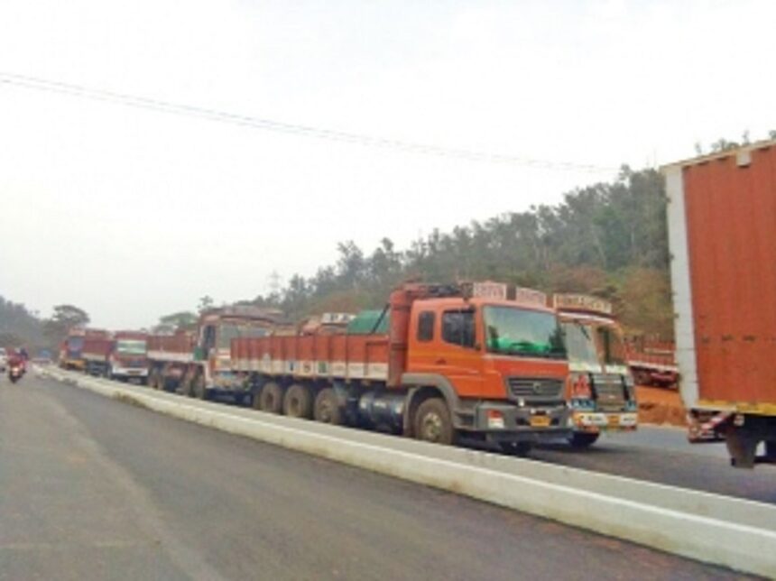 Kerya residents fear trucks parked haphazardly could lead to fatal accidents
