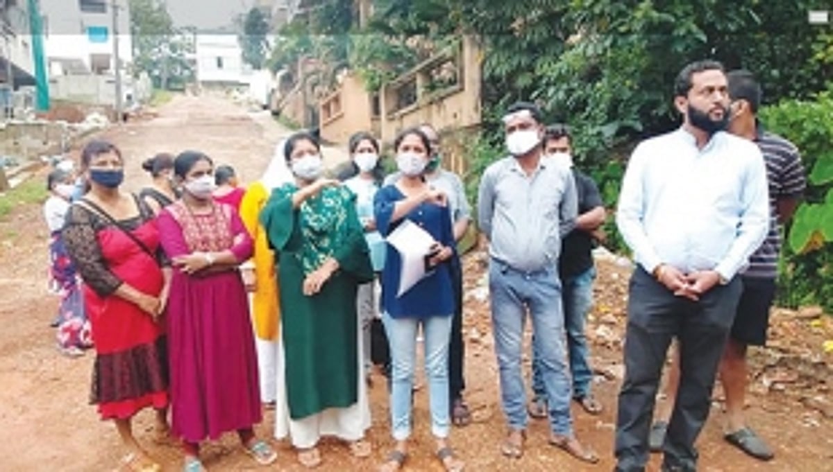 Khandepar locals hold protest over choked gutters