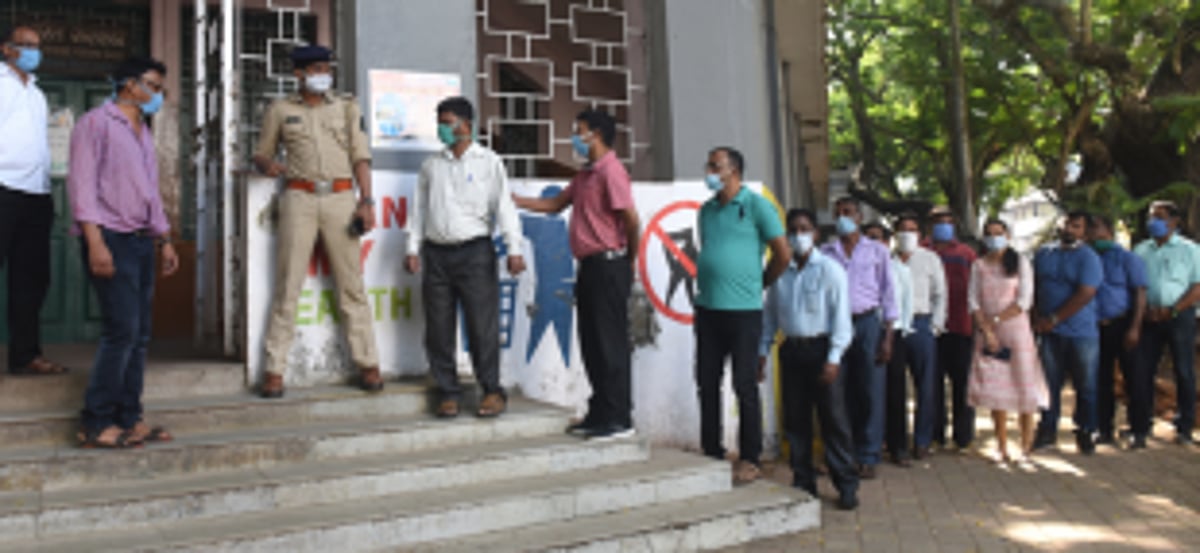 Kin of councillors, volunteers get VIP preferences at Panjim vaccination centre