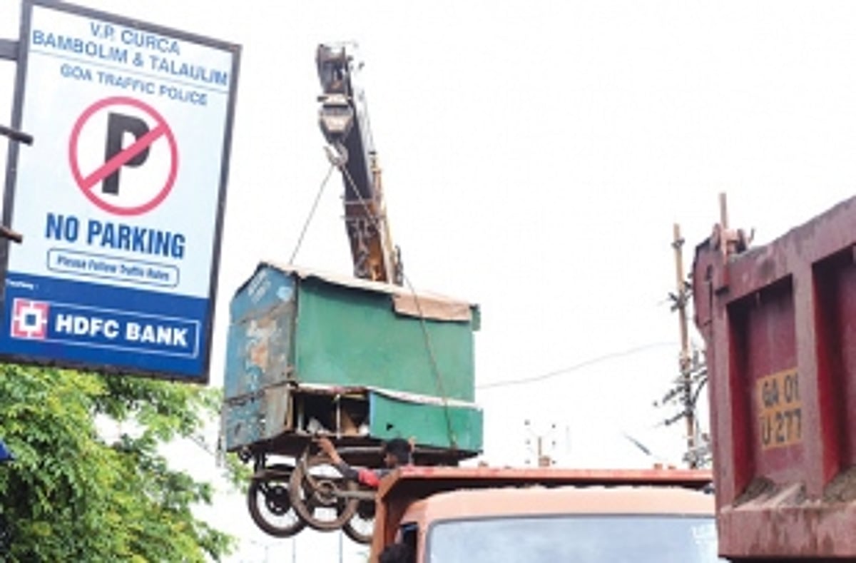 Kiosks encroaching on govt land at Bambolim demolished
