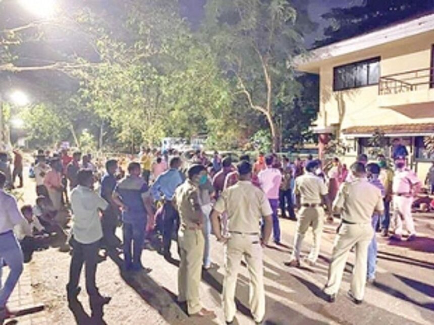 K’taka Police send back buses with labourers on board 1 K’taka Police send back buses with labourers on board