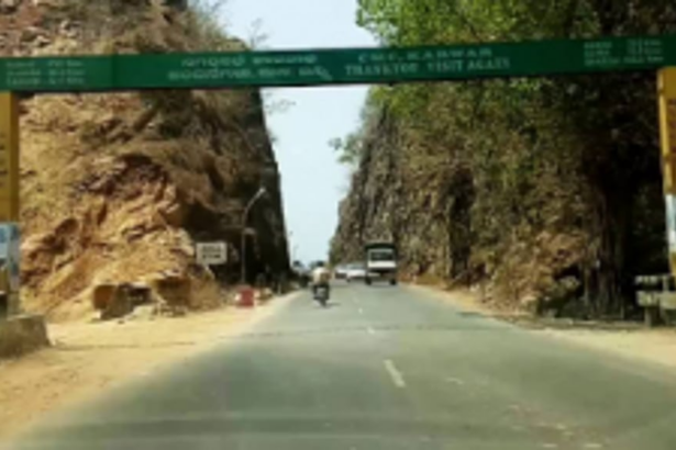 K'taka bans passenger buses, tourist maxicabs across Goa border