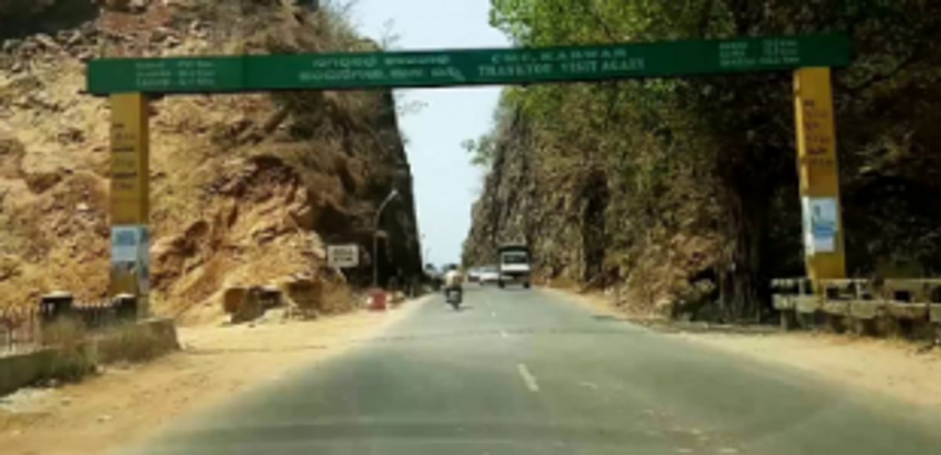 K'taka bans passenger buses, tourist maxicabs across Goa border 1 K'taka bans passenger buses, tourist maxicabs across Goa border