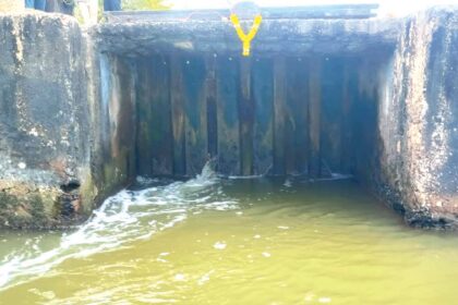 Kundaim farmers block sluice gate auction to protest 5-year cultivation halt