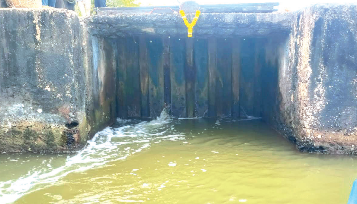 Kundaim farmers block sluice gate auction to protest 5-year cultivation halt