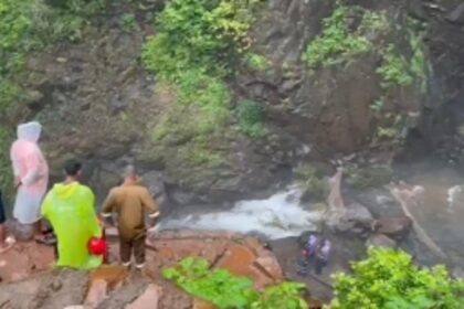 LIC officer drowns trying to rescue picnicker at Mainapi waterfall